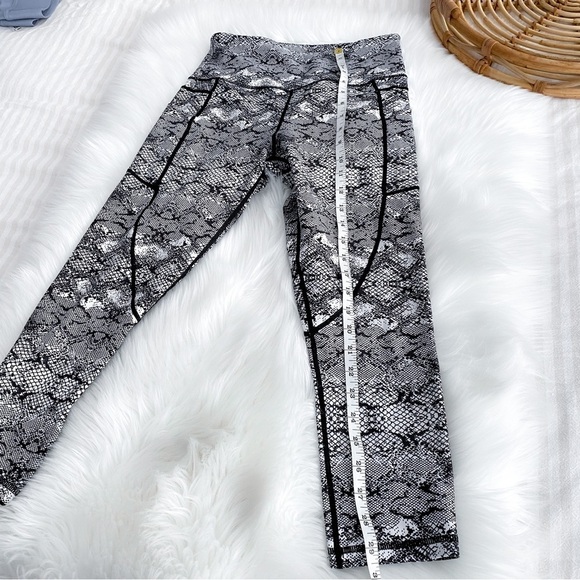 Zyia Active Cobra Metallic Light n Tight Capri Crop Leggings Snakeskin High Rise - Picture 12 of 14